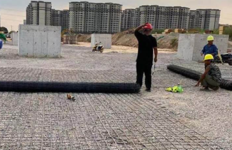 同江土工格栅铺设前地基要怎么处理？